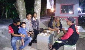 Perkuat Sinergitas Satuan Samapta Polres Ciamis Beri Binluh ke Warga Saat Ngeronda Malam