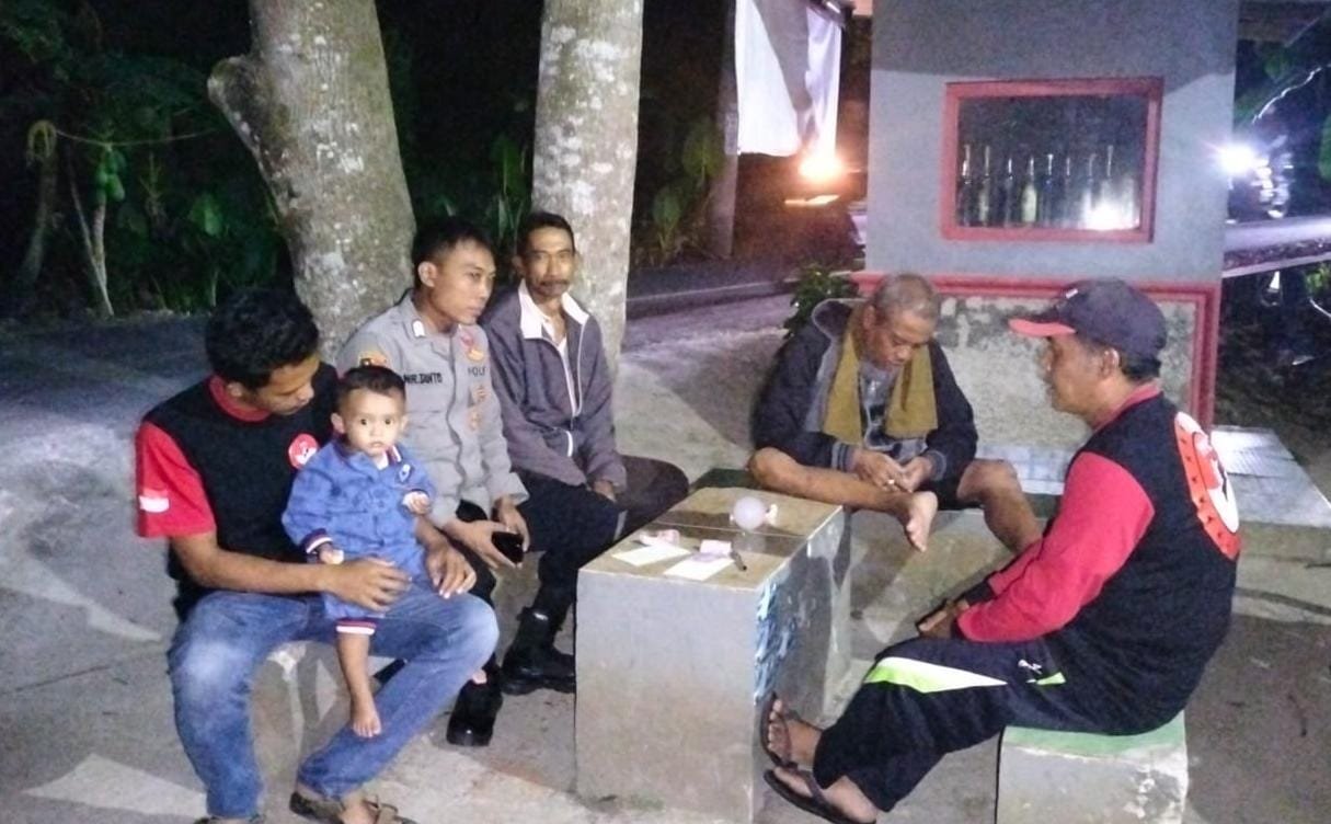 Perkuat Sinergitas Satuan Samapta Polres Ciamis Beri Binluh ke Warga Saat Ngeronda Malam