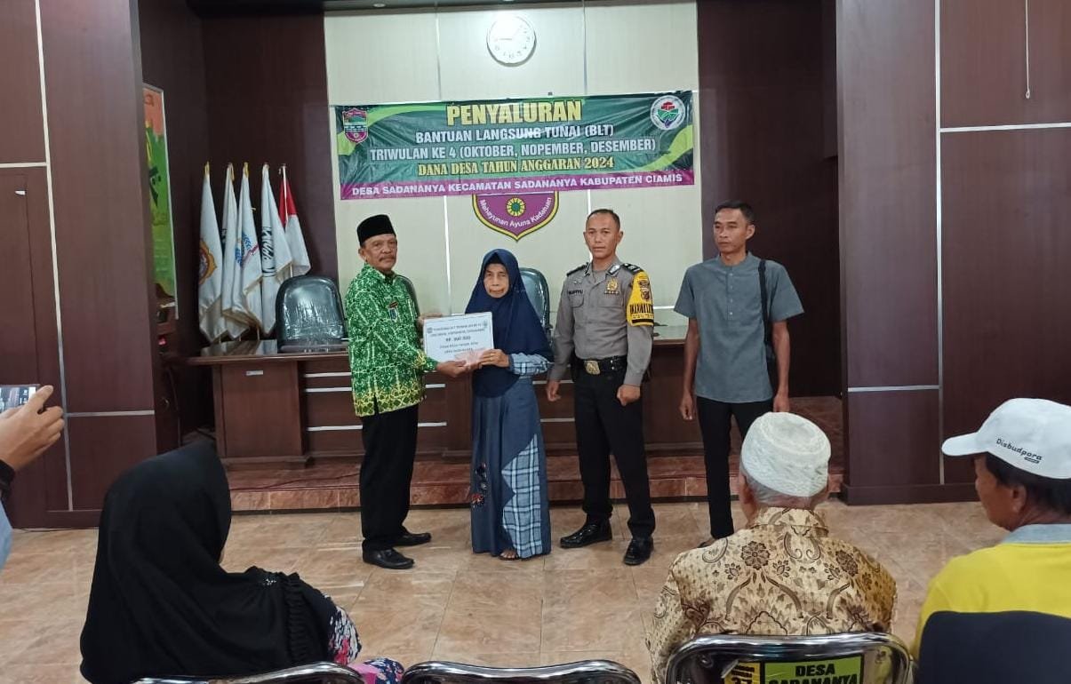 Polsek Ciamis Polres Ciamis Awasi Penyaluran BLT DD ke KPM di Desa Sadananya