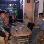 Humanis Polsek Cipaku Polres Ciamis Patroli Dialogis ke Pemukiman Warga Saat Malam Hari