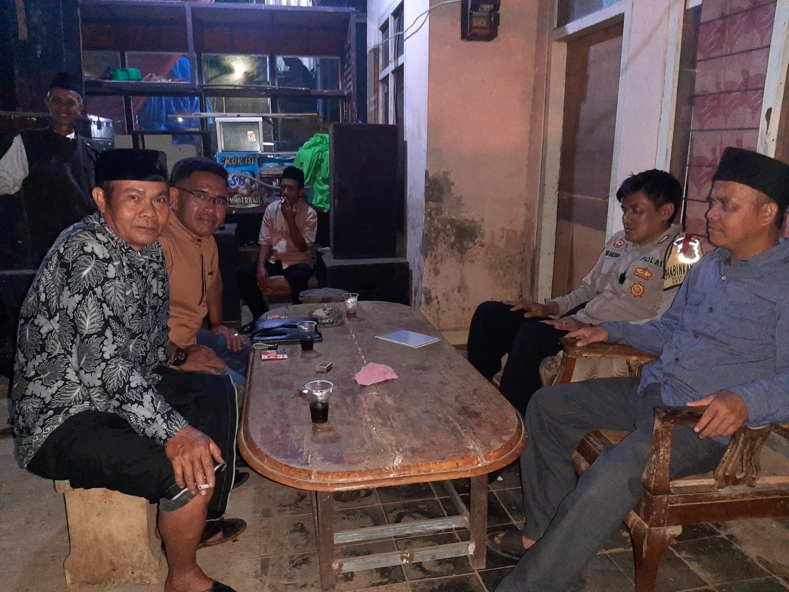 Humanis Polsek Cipaku Polres Ciamis Patroli Dialogis ke Pemukiman Warga Saat Malam Hari