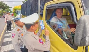 Gencarkan Sosialisasi Ops Zebra Lodaya 2024, Polres Ciamis Bagikan Ribuan Pamflet dan Stiker
