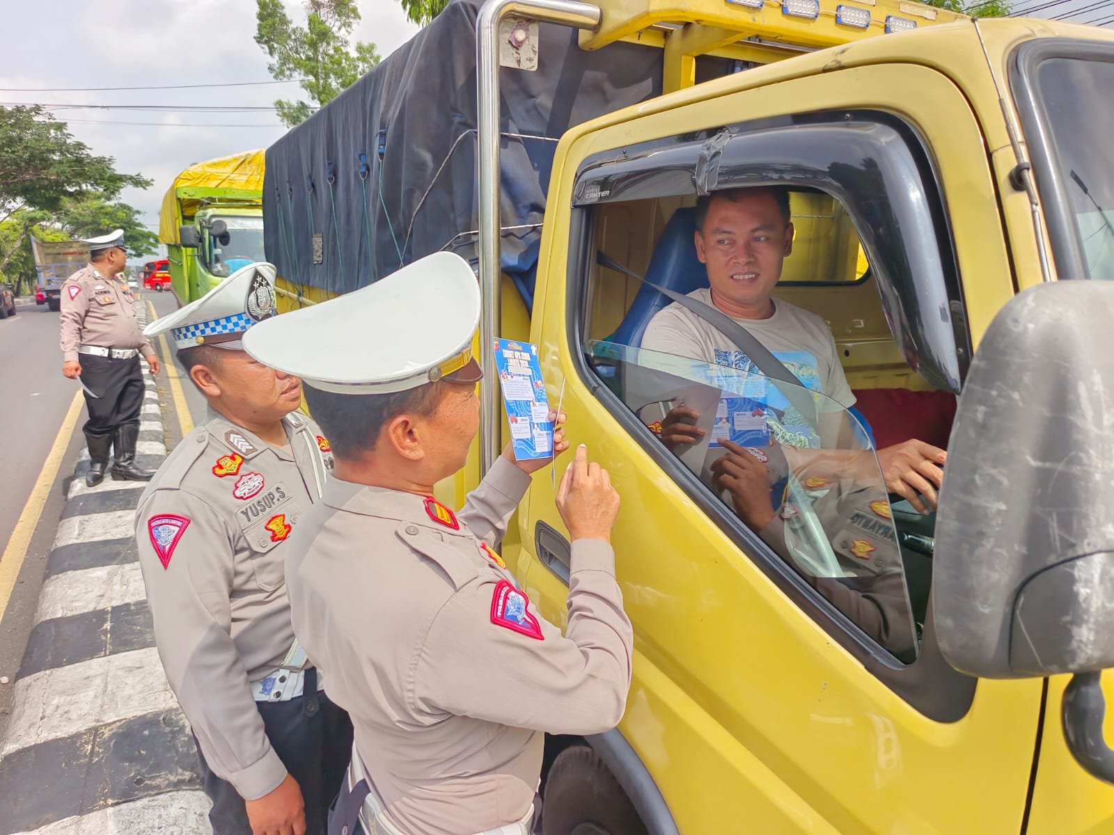 Gencarkan Sosialisasi Ops Zebra Lodaya 2024, Polres Ciamis Bagikan Ribuan Pamflet dan Stiker