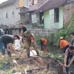 Sertu M Nurhasan Babinsa Kelurahan Ngadirejo Bersama Warga Lakukan Aksi Bersih Kali Hulu