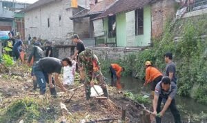 Sertu M Nurhasan Babinsa Kelurahan Ngadirejo Bersama Warga Lakukan Aksi Bersih Kali Hulu