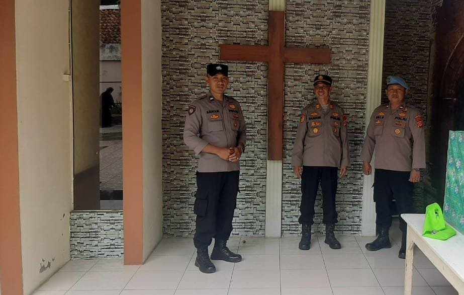 Berikan Rasa Aman Kapolsek Banjarsari Polres Ciamis Monitoring Ibadah Minggu di GPDI
