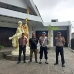 Empat Personel Polres Ciamis Siagakan Personel di Gereja Katolik Santo Yohanes Pembabtis Ciamis