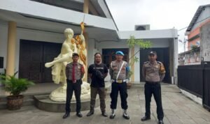 Empat Personel Polres Ciamis Siagakan Personel di Gereja Katolik Santo Yohanes Pembabtis Ciamis