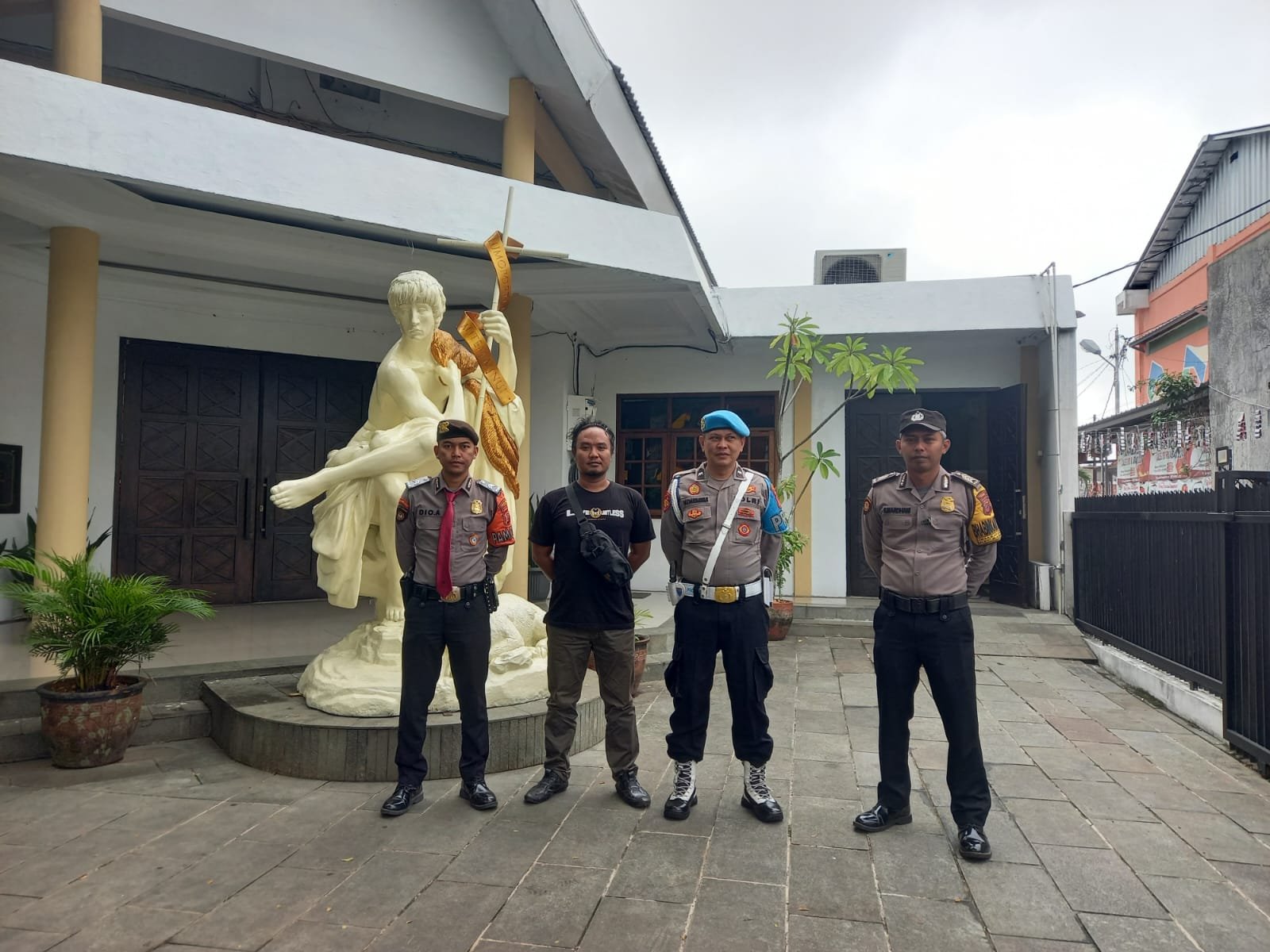 Empat Personel Polres Ciamis Siagakan Personel di Gereja Katolik Santo Yohanes Pembabtis Ciamis
