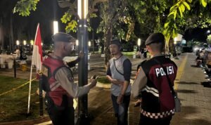 Dua Personel Samapta Polres Ciamis Patroli Jalan Kaki di Alun Alun Ciamis Beri Imbauan Kamtibmas