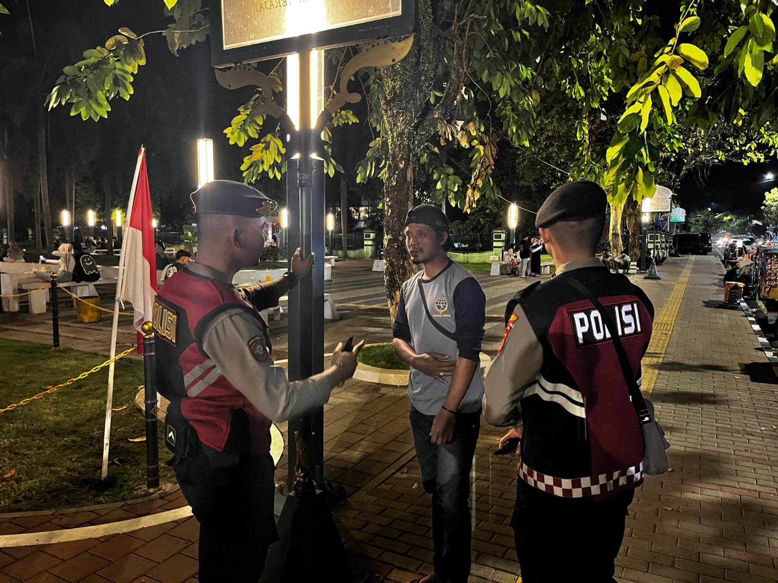 Dua Personel Samapta Polres Ciamis Patroli Jalan Kaki di Alun Alun Ciamis Beri Imbauan Kamtibmas