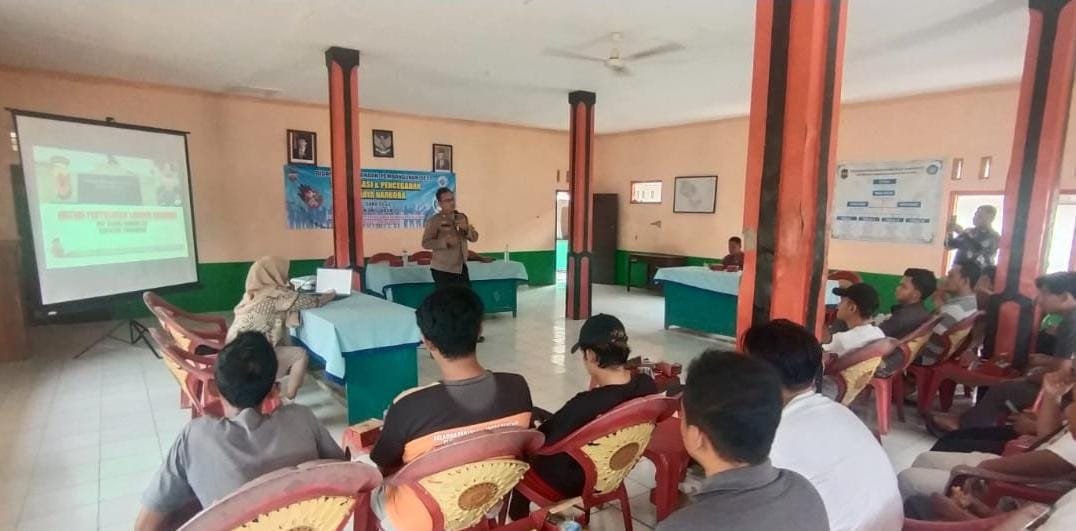 Polsek Pamarican Polres Ciamis Sosialisasikan Bahaya Narkoba ke Warga Desa Sukamukti