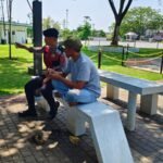 Dua Personel Samapta Polres Ciamis Patroli Jalan Kaki di Alun Alun Ciamis Beri Imbauan Kamtibmas