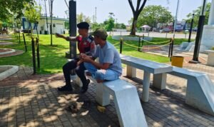 Dua Personel Samapta Polres Ciamis Patroli Jalan Kaki di Alun Alun Ciamis Beri Imbauan Kamtibmas Dua Personel Samapta Polres Ciamis Patroli Jalan Kaki di Alun Alun Ciamis Beri Imbauan Kamtibmas