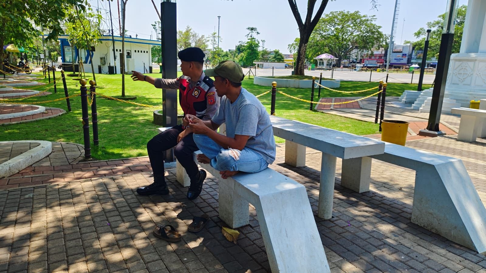 Dua Personel Samapta Polres Ciamis Patroli Jalan Kaki di Alun Alun Ciamis Beri Imbauan Kamtibmas