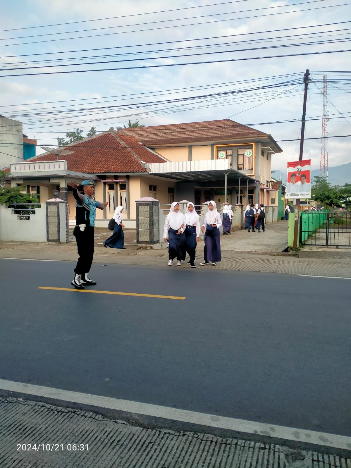 Pelayanan Masyarakat Polsek Cipaku Polres Ciamis Bantu Anak Sekolah Menyebrang di Jalur Padat