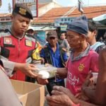 Polisi Bagikan Makanan Sehat Gratis Kepada Masyarakat
