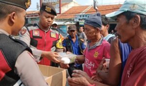 Polisi Bagikan Makanan Sehat Gratis Kepada Masyarakat