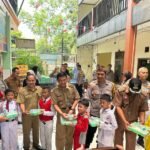 Polisi Berikan Makan Siang Gratis di SD Al Muiz Kota Bandung