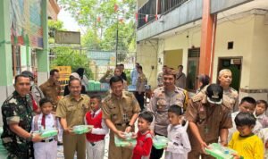 Polisi Berikan Makan Siang Gratis di SD Al Muiz Kota Bandung