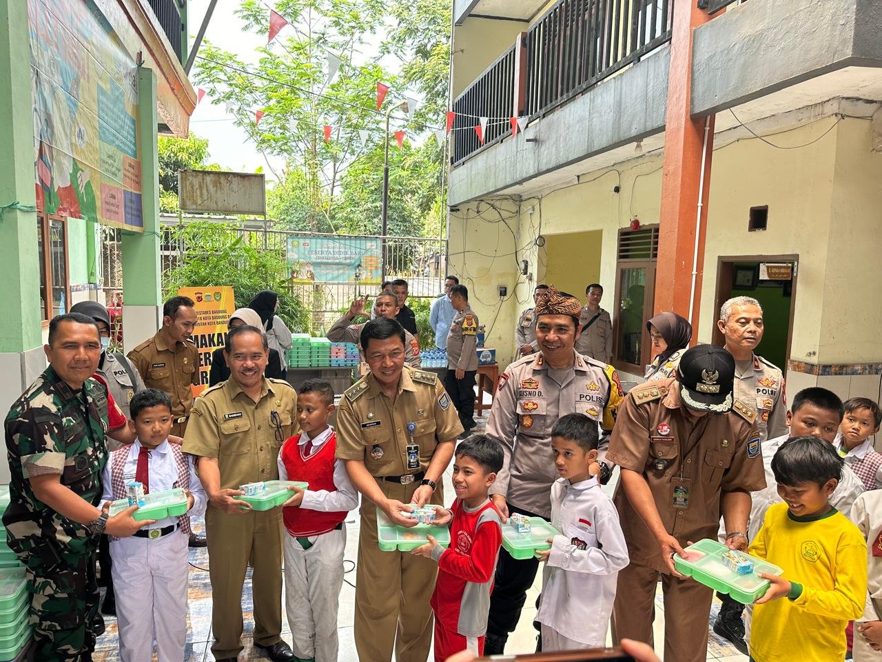 Polisi Berikan Makan Siang Gratis di SD Al Muiz Kota Bandung