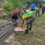Bentuk Kepedulian Satgas Pamtas Yonarmed 11 Kostrad Bantu Pembuatan Rumah di Perbatasan