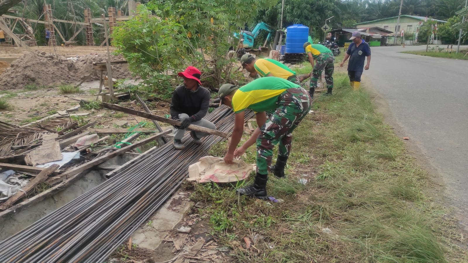 Bentuk Kepedulian Satgas Pamtas Yonarmed 11 Kostrad Bantu Pembuatan Rumah di Perbatasan