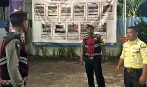 Tiga Anggota Samapta Polres Ciamis Patroli Koorkom ke Satpam Perbankan di Malam Hari