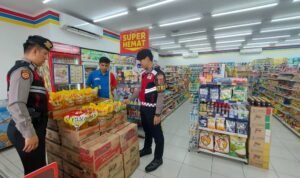Satuan Samapta Polres Ciamis Keliling Minimarket Ciamis Cek Harga dan Stok Bahan Pokok