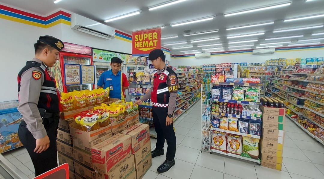 Satuan Samapta Polres Ciamis Keliling Minimarket Ciamis Cek Harga dan Stok Bahan Pokok