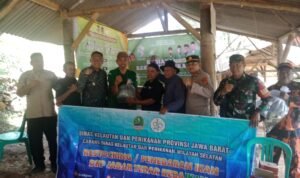 Lestarikan Lingkungan Polsek Cihaurbeuti Bersama Forkopimcam Restocking Ikan di Sungai Cibaruyan