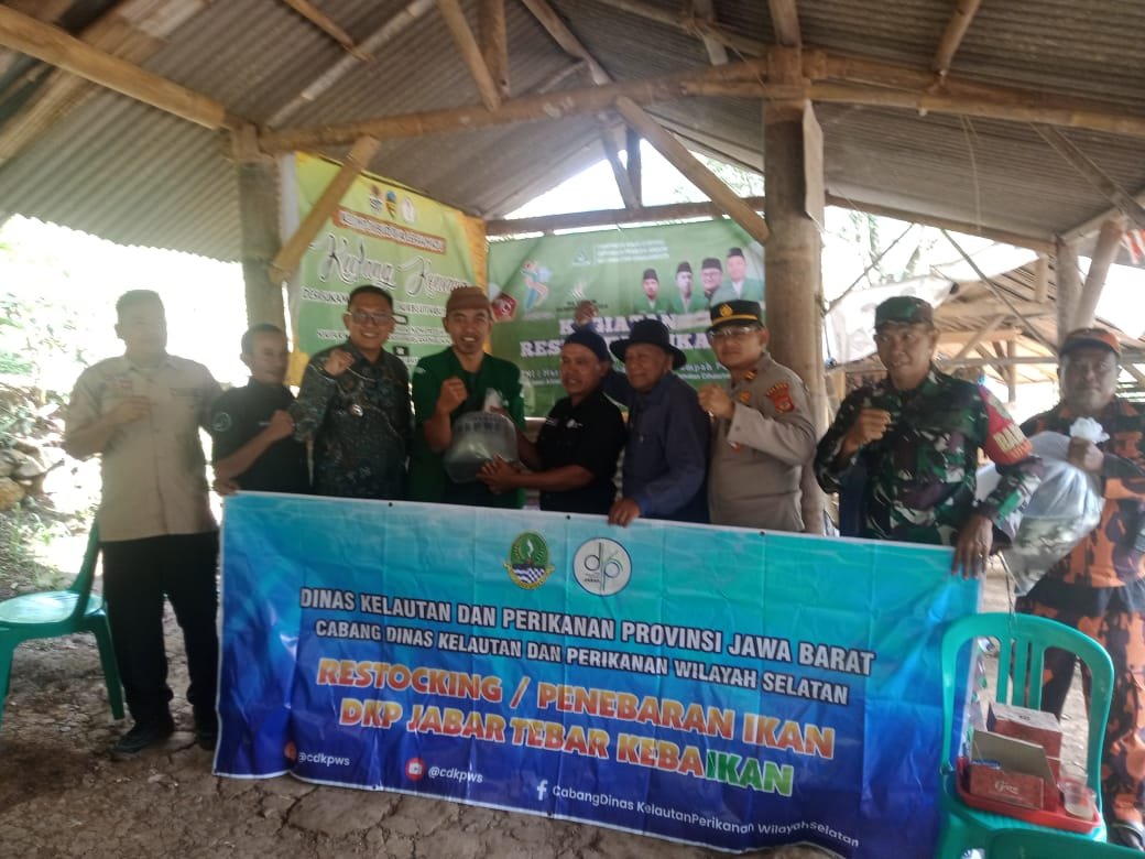 Lestarikan Lingkungan Polsek Cihaurbeuti Bersama Forkopimcam Restocking Ikan di Sungai Cibaruyan