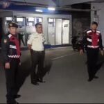 Tiga Anggota Samapta Polres Ciamis Patroli Koorkom ke Satpam Perbankan di Malam Hari