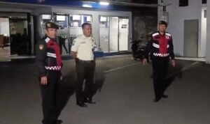 Tiga Anggota Samapta Polres Ciamis Patroli Koorkom ke Satpam Perbankan di Malam Hari