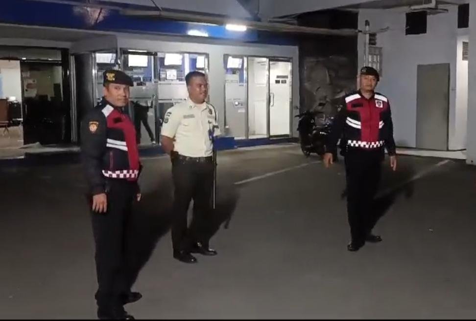 Tiga Anggota Samapta Polres Ciamis Patroli Koorkom ke Satpam Perbankan di Malam Hari
