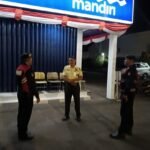 Tiga Anggota Samapta Polres Ciamis Patroli Koorkom ke Satpam Perbankan di Malam Hari