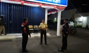 Tiga Anggota Samapta Polres Ciamis Patroli Koorkom ke Satpam Perbankan di Malam Hari
