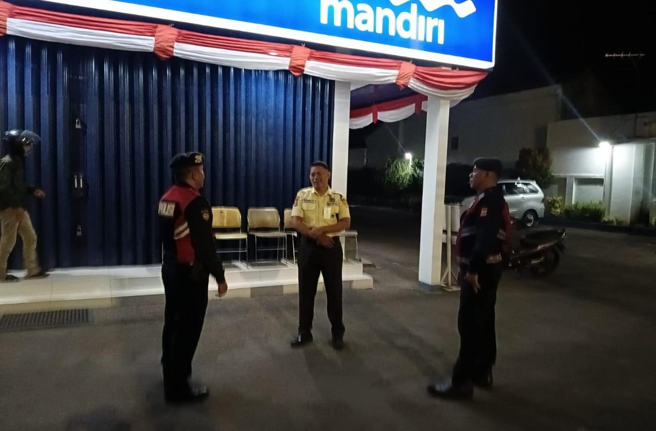 Tiga Anggota Samapta Polres Ciamis Patroli Koorkom ke Satpam Perbankan di Malam Hari