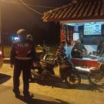 Perkuat Sinergitas, Satuan Samapta Polres Ciamis Beri Binluh ke Warga Saat Ngeronda Malam