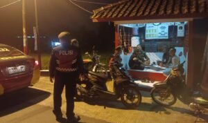 Perkuat Sinergitas, Satuan Samapta Polres Ciamis Beri Binluh ke Warga Saat Ngeronda Malam
