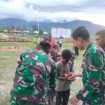 Bagikan Snack Gratis, Prajurit Beruang 641 Bangun Rasa Kasih Sayang Kepada Anak-Anak Papua.