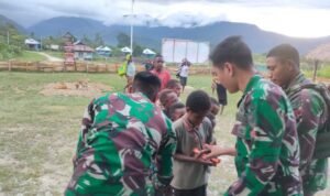 Bagikan Snack Gratis, Prajurit Beruang 641 Bangun Rasa Kasih Sayang Kepada Anak-Anak Papua.