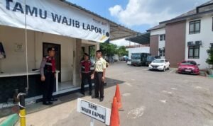 Tiga Personel Samapta Patroli Dialogis Sasar Kantor Pengadilan Agama Beri Imbauan Kamtibmas