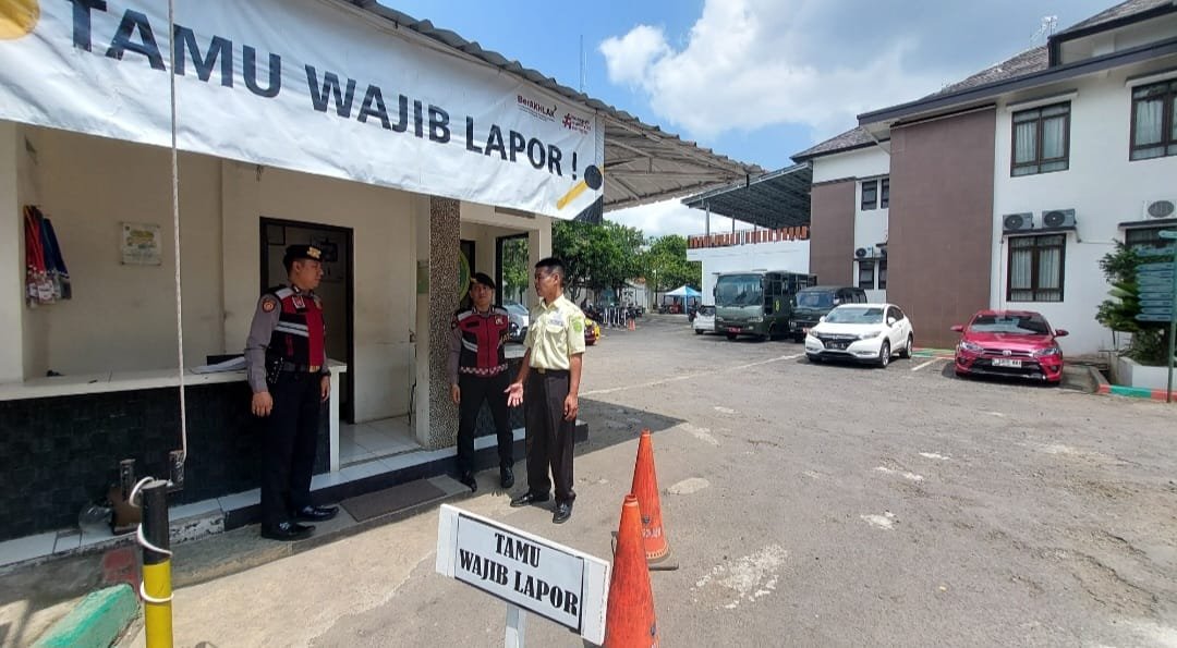 Tiga Personel Samapta Patroli Dialogis Sasar Kantor Pengadilan Agama Beri Imbauan Kamtibmas