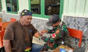 Satgas Yonif 323 Kostrad Selalu Siap Sedia Melayani Masyarakat