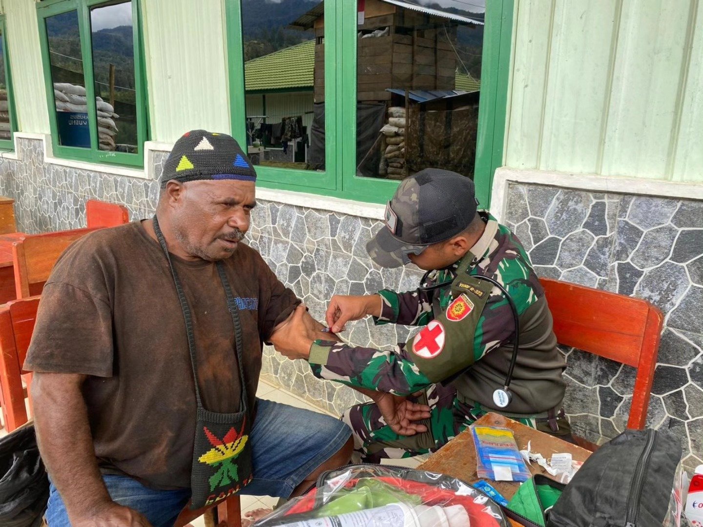 Satgas Yonif 323 Kostrad Selalu Siap Sedia Melayani Masyarakat