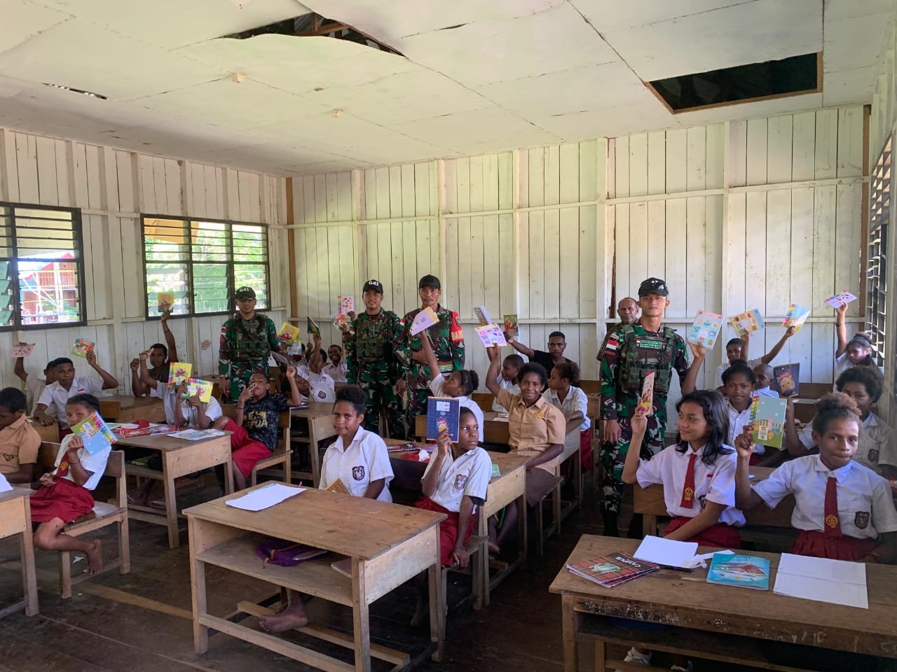 Program Satgas Yonif 641/Beruang Memupuk Motivasi Siswa SDN Distrik Benawa Untuk Belajar