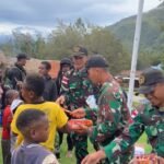 SATGAS YONIF 614/RJP TEBAR KEBAIKAN DENGAN MEMBAGIKAN PULUHAN SANDAL, SUSU DAN MAKANAN UNTUK ANAK - ANAK PAPUA
