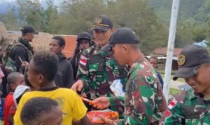 SATGAS YONIF 614/RJP TEBAR KEBAIKAN DENGAN MEMBAGIKAN PULUHAN SANDAL, SUSU DAN MAKANAN UNTUK ANAK - ANAK PAPUA