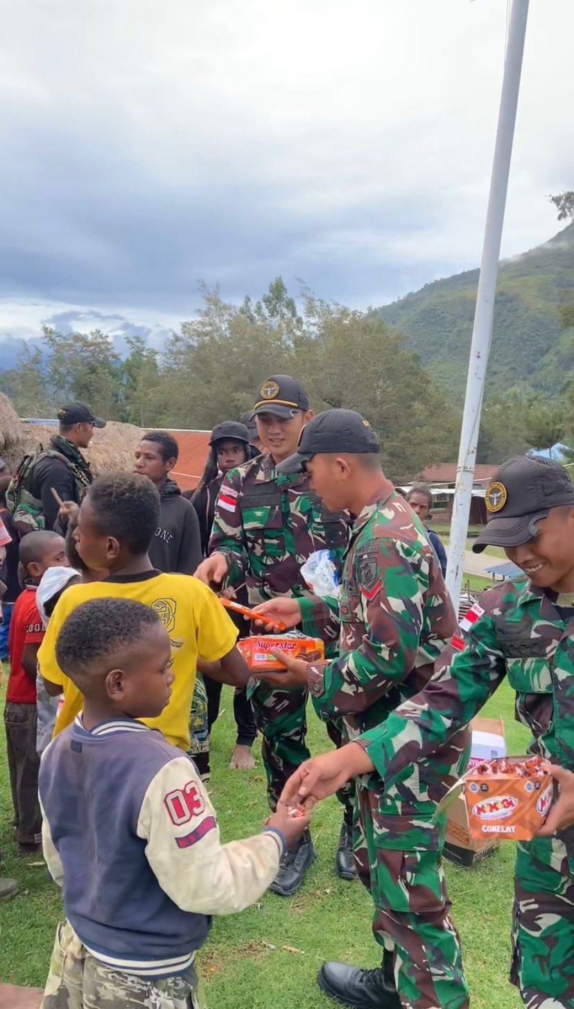 SATGAS YONIF 614/RJP TEBAR KEBAIKAN DENGAN MEMBAGIKAN PULUHAN SANDAL, SUSU DAN MAKANAN UNTUK ANAK - ANAK PAPUA